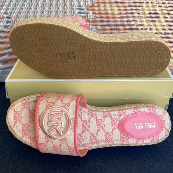 MICHAEL KORS SADLER WEDGE
MK OUTLINE JQD/EMB MK
TEA ROSE
49S3SDFA1Y - Picture 4 of 16